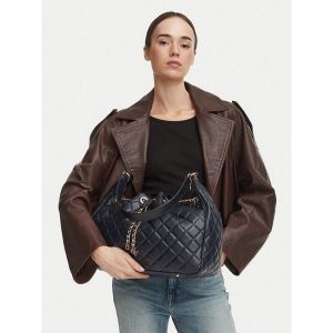Torebka Guess. Niebieskie torebki klasyczne Guess, z aplikacjami, bez dodatków. Za 674,99 zł.
