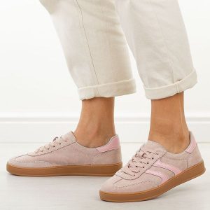 Różowe skórzane półbuty damskie Vinceza 95400. Czerwone półbuty VINCEZA, na jesień, bez wzorów, z jeansu, z okrągłym noskiem, bez obcasa, na płaskiej podeszwie, bez zapięcia. W wyprzedaży za 197,10 zł.