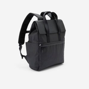 Plecak hydrofobowy z kieszenią na laptopa 15 L. Czarne plecaki DECATHLON. Za 119,99 zł.