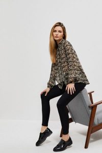 Legginsy z błyszczącym pasem. Legginsy MOODO, bez wzorów, z elastanu. W wyprzedaży za 54,99 zł.
