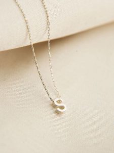 Lodie Silver Srebrny naszyjnik "S" z zawieszką - dł. 43 cm rozmiar: onesize. Szare naszyjniki Lodie Silver, srebrne. Za 57,06 zł.