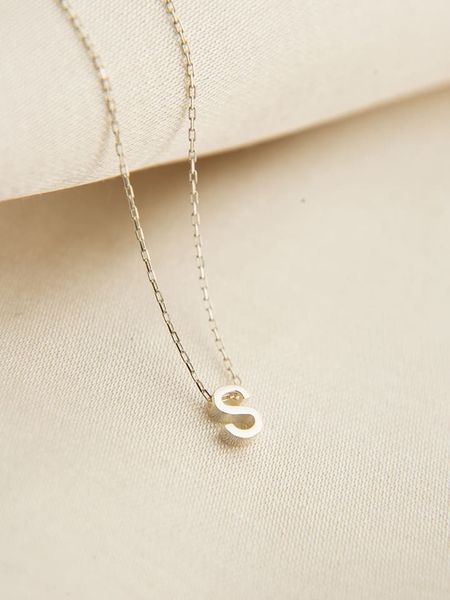 Lodie Silver Srebrny naszyjnik "S" z zawieszką - dł. 43 cm rozmiar: onesize. Szare naszyjniki Lodie Silver, srebrne. Za 56,79 zł.