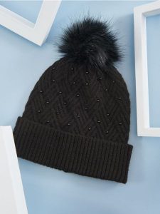Czapka z pomponem - czarny. Czarne czapki Sinsay, bez wzorów, ze splotem. Za 29,99 zł.
