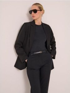 Klasyczna marynarka z ozdobnymi guzikami - czarny. Czarne marynarki i żakiety Sinsay, l, bez wzorów, klasyczne. Za 59,99 zł.