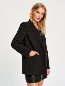 Marynarka z kieszeniami - czarny. Czarne marynarki i żakiety Sinsay, l, bez wzorów, z włókna, eleganckie. Za 79,99 zł.
