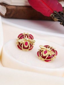 L'Atelier de Gaia Pozłacane kolczyki-wkrętki z kryształami rozmiar: onesize. Czerwone kolczyki L'Atelier de Gaia, z kryształem, pozłacane. Za 74,11 zł.