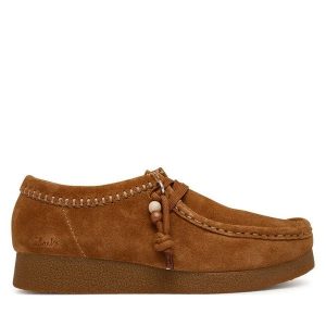 Półbuty Clarks. Brązowe półbuty Clarks, bez wzorów, bez obcasa, na płaskiej podeszwie, bez zapięcia. Za 389,99 zł.
