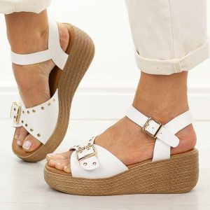 Białe sandały damskie na koturnie Sergio Leone Sk067H. Białe sandały Sergio Leone, bez wzorów, z jeansu, bez obcasa, na koturnie, bez zapięcia. Za 139,00 zł.