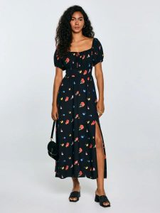 Sukienka damska maxi z motywem kwiatowym czarna Roksi 906. Czarne sukienki Big Star, l, bez wzorów, z koronki, eleganckie, bez kołnierzyka, bez ramiączek, maxi, dopasowane. Za 249,99 zł.
