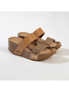 BACKSUN Klapki "Libreville" w kolorze złoto-jasnobrązowym na koturnie rozmiar: 39. Brązowe klapki Backsun, bez wzorów, z materiału, z otwartym noskiem, bez obcasa, na koturnie. Za 130,99 zł.