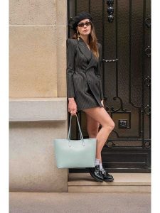 Victor & Hugo Paris Skórzany shopper bag "Cannes" w kolorze błękitnym rozmiar: onesize. Niebieskie shopper bag Victor & Hugo Paris, bez wzorów, z materiału, na ramię, bez dodatków. Za 369,71 zł.