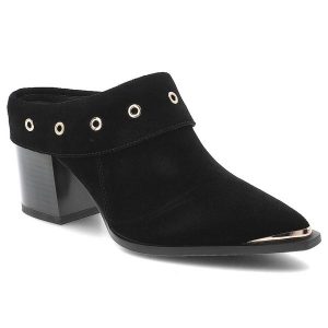 Klapki damskie S.Barski, typu mule na stabilnym obcasie z ozdobnym paskiem z metalowymi oczkami i subtelnym metalicznym akcentem przy nosku, czarne,. Czarne klapki S.BARSKI, bez wzorów, bez obcasa, na obcasie. Za 323,90 zł.