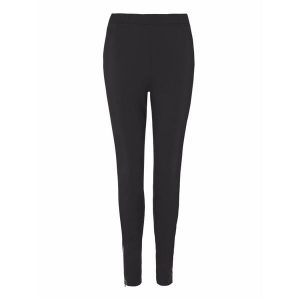 Damskie spodnie dresowe Protest Prtgoji. Czarne spodnie sportowe Protest, bez wzorów, z dresówki, do biegania. Za 337,50 zł.