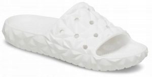Klapki Dla Dorosłych Crocs Classic Geometric Slide. Białe klapki Crocs, bez wzorów, z materiału, bez obcasa. Za 118,99 zł.