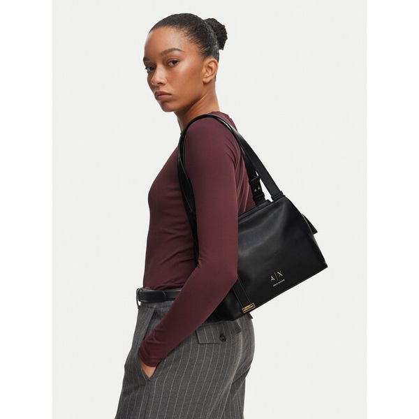 Torebka Armani Exchange. Czarne torebki klasyczne Armani Exchange, bez wzorów, bez dodatków. Za 654,99 zł.