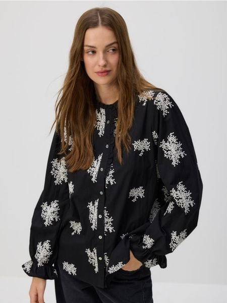 Wzorzysta koszula z haftem - czarny. Czarne koszule Reserved, l, bez wzorów, z bawełny, bez kołnierzyka, bez ramiączek. W wyprzedaży za 89,99 zł.