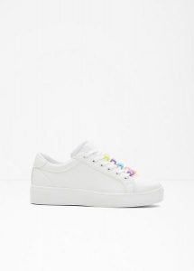 Sneakersy z perełkami. Białe buty sportowe bonprix, bez wzorów, bez zapięcia. Za 109,99 zł.