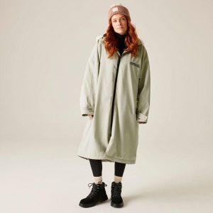 Unisex dla dorosłych wodoodporny szlafrok do zmiany. Brązowe kurtki Regatta, bez wzorów, bez kaptura. Za 463,00 zł.