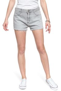 DAMSKIE SPODENKI WRANGLER BOYFRIEND SHORT ICY GREY W29KRJ28C 112128579. Szare szorty Wrangler, bez wzorów. W wyprzedaży za 59,99 zł.