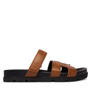 Klapki Guess. Brązowe klapki Guess, z aplikacjami, bez obcasa. Za 459,99 zł.