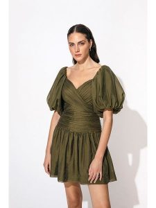 By Malina Sukienka "Nola" w kolorze khaki rozmiar: L. Brązowe sukienki By Malina, l, bez wzorów, bez kołnierzyka, bez ramiączek, mini, rozkloszowane. Za 397,17 zł.