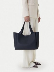 DKNY Torebka R43AYG32 Granatowy. Niebieskie torebki klasyczne DKNY, bez wzorów, ze skóry, bez dodatków. Za 669,99 zł.