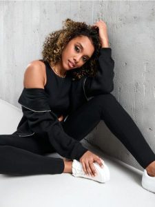 Legginsy z wysokim stanem - czarny. Czarne legginsy Sinsay, bez wzorów, z materiału, z podwyższonym stanem. Za 12,99 zł.