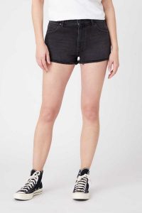 WRANGLER FESTIVAL SHORT DAMSKIE SHORTY JEANSOWE JEANS BLACK TRACK W26FKL97V 112128029. Czarne szorty Wrangler, bez wzorów, z jeansu. Za 169,99 zł.