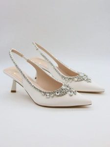 Bellucci Czółenka w kolorze białym rozmiar: 41. Białe czółenka Bellucci, bez wzorów, bez obcasa, bez zapięcia. Za 130,99 zł.