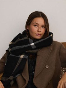 Szalik z dodatkiem wiskozy - czarny. Czarne szaliki Reserved, bez wzorów, z wiskozy. W wyprzedaży za 45,99 zł.