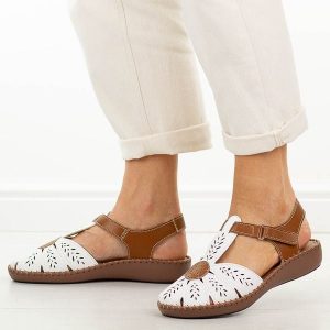 Białe skórzane sandały damskie Jezzi 9761. Białe sandały Jezzi, bez wzorów, z materiału, z okrągłym noskiem, bez obcasa, na płaskiej podeszwie, bez zapięcia. Za 239,00 zł.