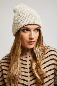 Prążkowana czapka piaskowa. Czapki MOODO, bez wzorów, z poliesteru. W wyprzedaży za 19,99 zł.