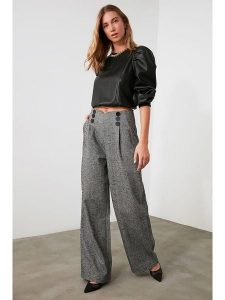 Trendyol Spodnie w kolorze czarno-białym rozmiar: 36. Białe spodnie z wysokim stanem Trendyol, bez wzorów, z materiału, z podwyższonym stanem. Za 100,99 zł.