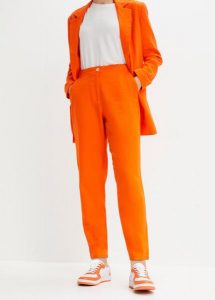 Krótsze spodnie High Waist z mieszanki lnu z wiskozą. Brązowe spodnie z wysokim stanem bonprix, bez wzorów, z wiskozy, z podwyższonym stanem, krótkie. Za 134,99 zł.