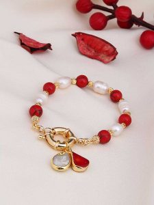 L'Atelier de Gaia Pozłacana bransoletka z koralami i perłami rozmiar: onesize. Białe bransoletki L'Atelier de Gaia, z koralem, pozłacane. Za 52,99 zł.