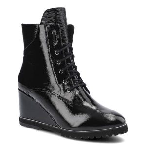 Czarne Botki Libero Damskie Modne Buty Na Koturnie. Czarne botki Libero, bez wzorów, z lakierowanej skóry, bez obcasa, na koturnie, bez zapięcia. Za 279,00 zł.