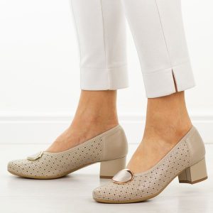 Beżowe ażurowe skórzane Polskie czółenka damskie Suzana 4512. Brązowe czółenka Suzana, z aplikacjami, ze skóry, z okrągłym noskiem, bez obcasa, na obcasie, bez zapięcia. W wyprzedaży za 386,32 zł.