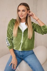 Bluza welurowa z kapturem zielona. Zielone bluzy KESI, l, bez wzorów, z gumy, z kapturem. Za 206,59 zł.