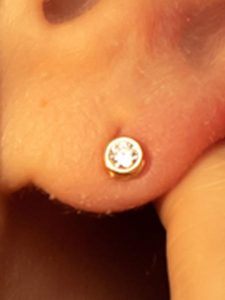 L instant d Or Złote kolczyki-wkrętki "philtre d'amour" z cyrkoniami rozmiar: onesize. Białe kolczyki L instant d Or, z cyrkonią, złote. Za 339,99 zł.