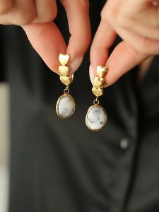 Pierres de Jade Pozłacane kolczyki-wkrętki z dendrytem rozmiar: onesize. Szare kolczyki Pierres de Jade, pozłacane. Za 93,07 zł.