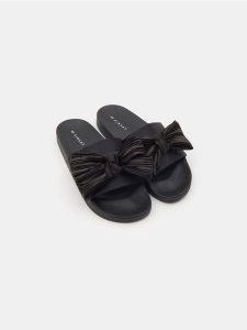 Klapki - czarny. Czarne klapki Sinsay, bez wzorów, bez obcasa. Za 29,99 zł.