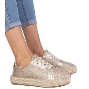 Złote damskie espadryle zdobione brokatem złoty. Żółte espadryle z aplikacjami, z tkaniny, bez obcasa, na platformie. Za 73,74 zł.