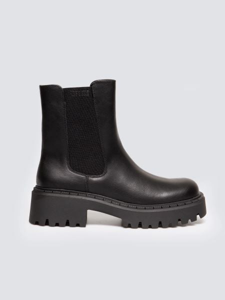 Botki damskie ze skóry ekologicznej czarne OO274167 906. Czarne botki Big Star, na zimę, bez wzorów, ze skóry ekologicznej, z okrągłym noskiem, bez obcasa, bez zapięcia. Za 259,99 zł.