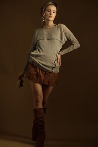 Sweter Piaskun damski. Swetry klasyczne Hultaj Polski, l, bez wzorów, z dzianiny, bez ramiączek. Za 349,00 zł.