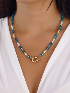 Nakkash Pozłacany naszyjnik z turkusem i elementem ozdobnym - dł. 42 cm rozmiar: onesize. Żółte naszyjniki Nakkash, z turkusem, metalowe. Za 65,99 zł.