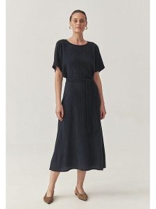 TATUUM Sukienka w kolorze granatowym rozmiar: 44. Niebieskie sukienki Tatuum, bez wzorów, z tkaniny, bez kołnierzyka, bez ramiączek, maxi. Za 187,07 zł.