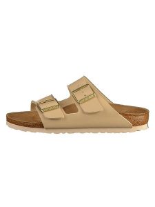 Birkenstock Klapki "Arizona" w kolorze beżowym rozmiar: 38. Brązowe klapki Birkenstock, bez wzorów, z otwartym noskiem, bez obcasa. Za 369,84 zł.