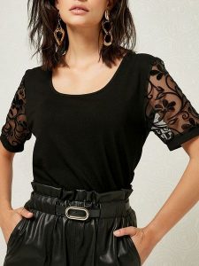 Milan Kiss Koszulka w kolorze czarnym rozmiar: S. Czarne bluzki Milan Kiss, s, bez wzorów, bez kołnierzyka, bez ramiączek. Za 113,99 zł.