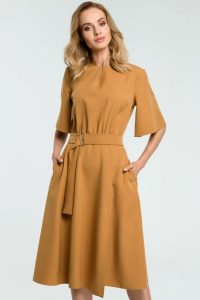Sukienka elegancka rozkloszowana z paskiem brązowa. Brązowe sukienki Sukienki.shop, do pracy, l, bez wzorów, z elastanu, biznesowe, bez kołnierzyka, bez ramiączek, midi, dopasowane. W wyprzedaży za 174,00 zł.