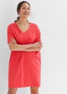 Sukienka shirtowa z dekoltem w serek, oversized (2 szt.). Niebieskie sukienki bonprix, bez wzorów, bez kołnierzyka, bez ramiączek. Za 97,99 zł.